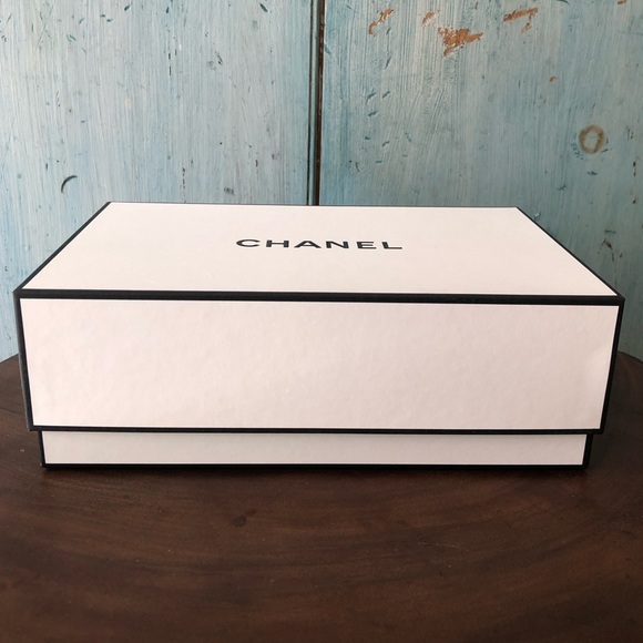 Bundle - CHANEL gift box & tote bag, plus black Chanel envelope for note or card - Picture 5 of 11